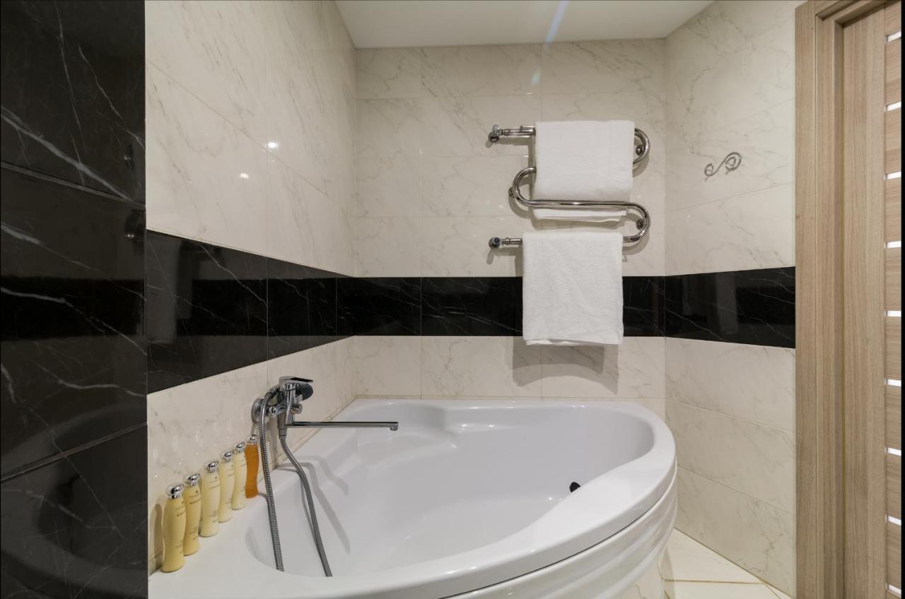 Luxury 2-bedroom Area, Center Apartment